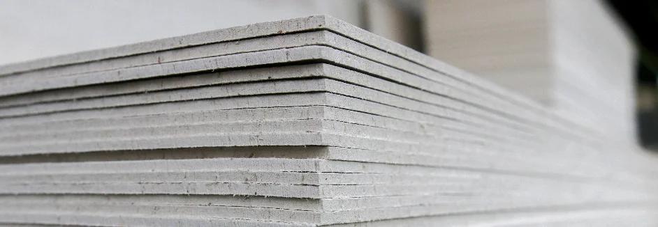 Stapel von Gipskartonplatten